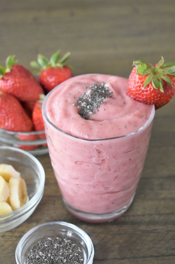 make this strawberry chia seed smoothie for breakfast today