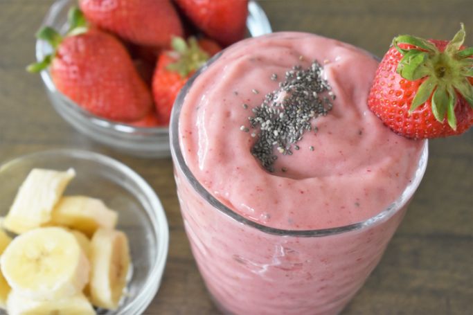 easy strawberry chia smoothie