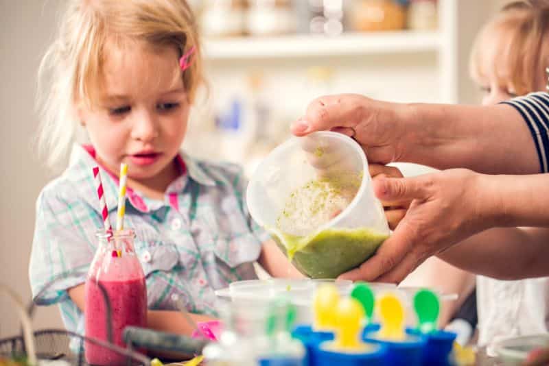 kids making smoothie popsicles